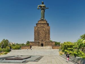 نصب الأم أرمينيا في حديقة النصر1