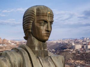 نصب الأم أرمينيا في حديقة النصر2