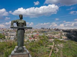 نصب الأم أرمينيا في حديقة النصر4